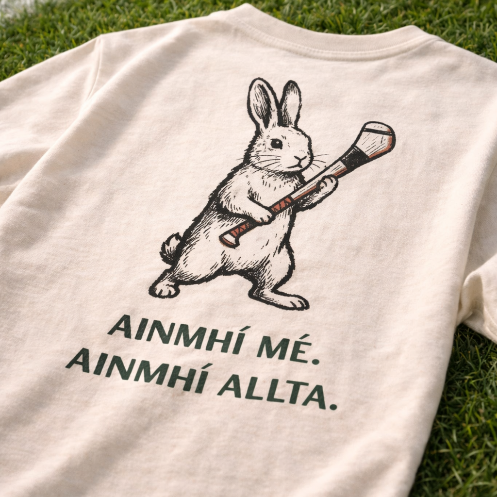 Ainmhí Mé Ainmhí Allta Tee - Hurling Rabbit