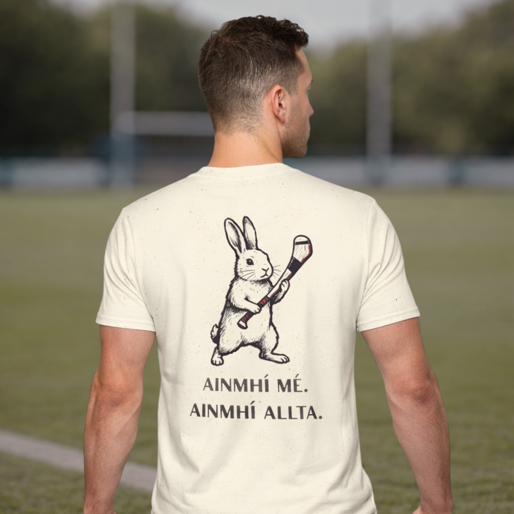 Ainmhí Mé Ainmhí Allta Tee - Hurling Rabbit